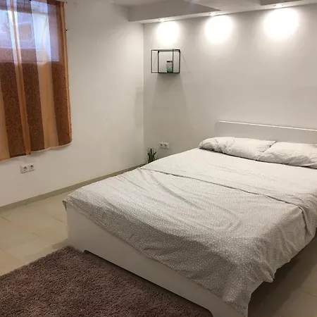 Apartment Bescheidene Untergeschoss In Guter Lage. *