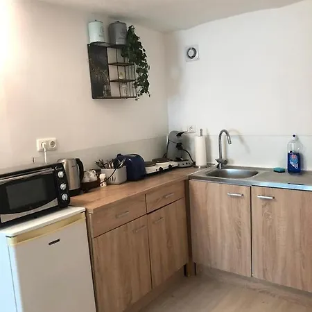 Bescheidene Untergeschoss In Guter Lage. Apartment *