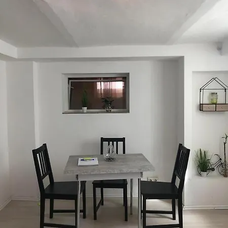 Apartment Bescheidene Untergeschoss In Guter Lage.