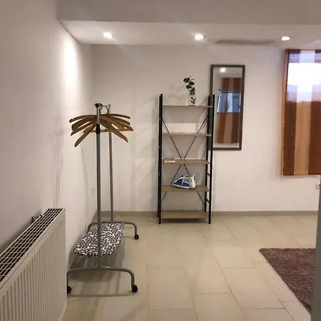 Bescheidene Untergeschoss In Guter Lage. Apartment Cologne